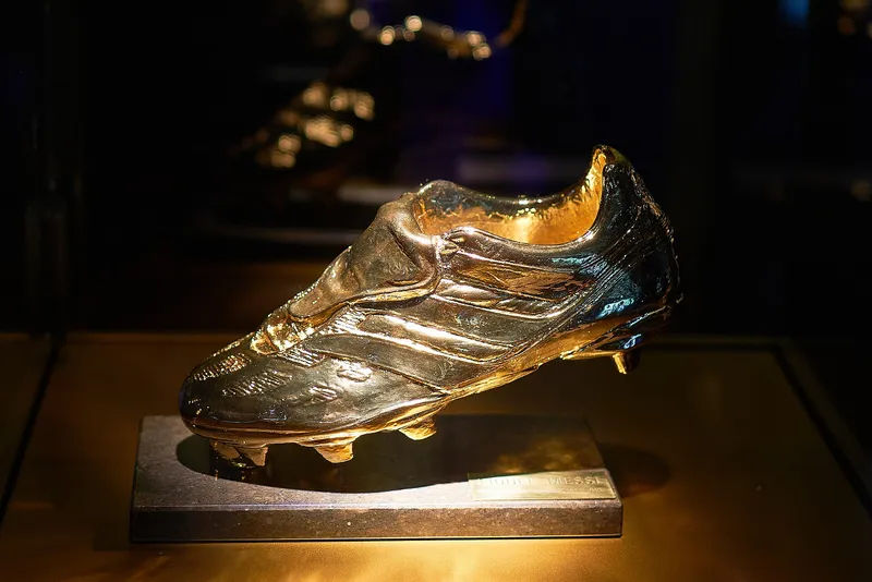 Trofi Sepatu Emas berwarna emas milik Lionel Messi di dalam etalase museum