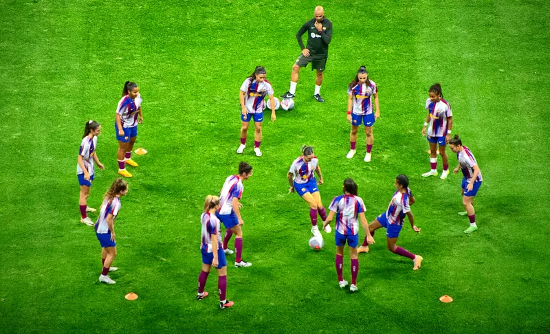 Pemain tim putri Barcelona membentuk lingkaran besar dengan beberapa pemain di tengah dalam latihan rondo