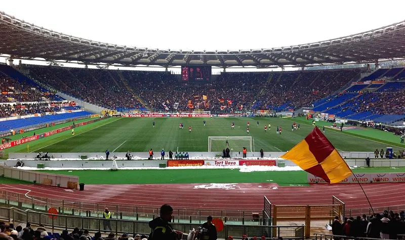 Suporter AS Roma di Stadio Olimpico dalam dokumentasi pertandingan arsip. Foto arsip untuk konteks venue, bukan laporan skor berjalan. Diperkecil dan dikompresi.
