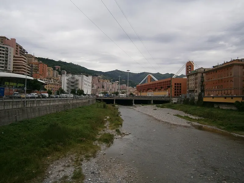 Sungai Bisagno dan kawasan Marassi, Genova, difoto dari area Stadio Luigi Ferraris. Lapangan stadion tidak terlihat pada foto ini. Diperkecil dan dikompresi.