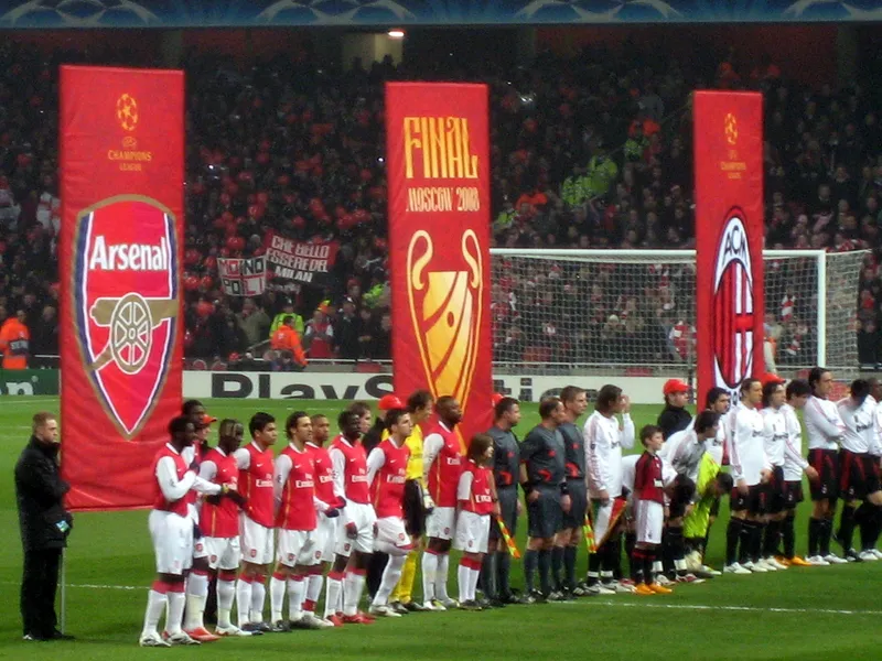Pemain Arsenal dan AC Milan berbaris di depan spanduk Liga Champions sebelum laga di Emirates Stadium