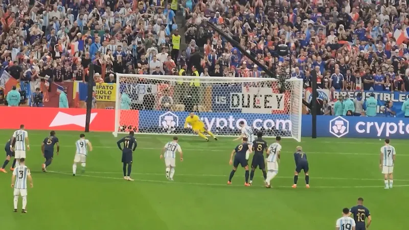 Lionel Messi menendang penalti ke gawang Prancis yang dijaga Hugo Lloris di final Piala Dunia 2022, dilihat dari tribun