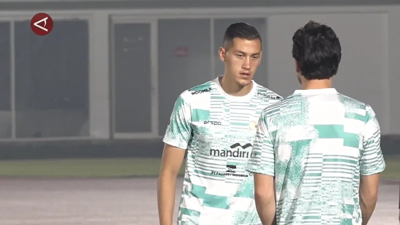 Dua pemain Timnas Indonesia pada sesi latihan Juni 2024