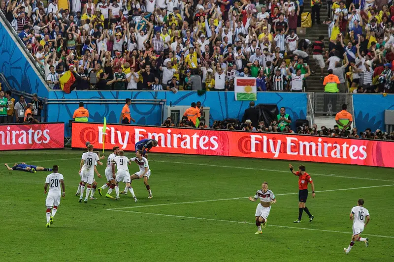 Pemain Jerman berlari merayakan gol di depan tribun penonton pada final Piala Dunia 2014